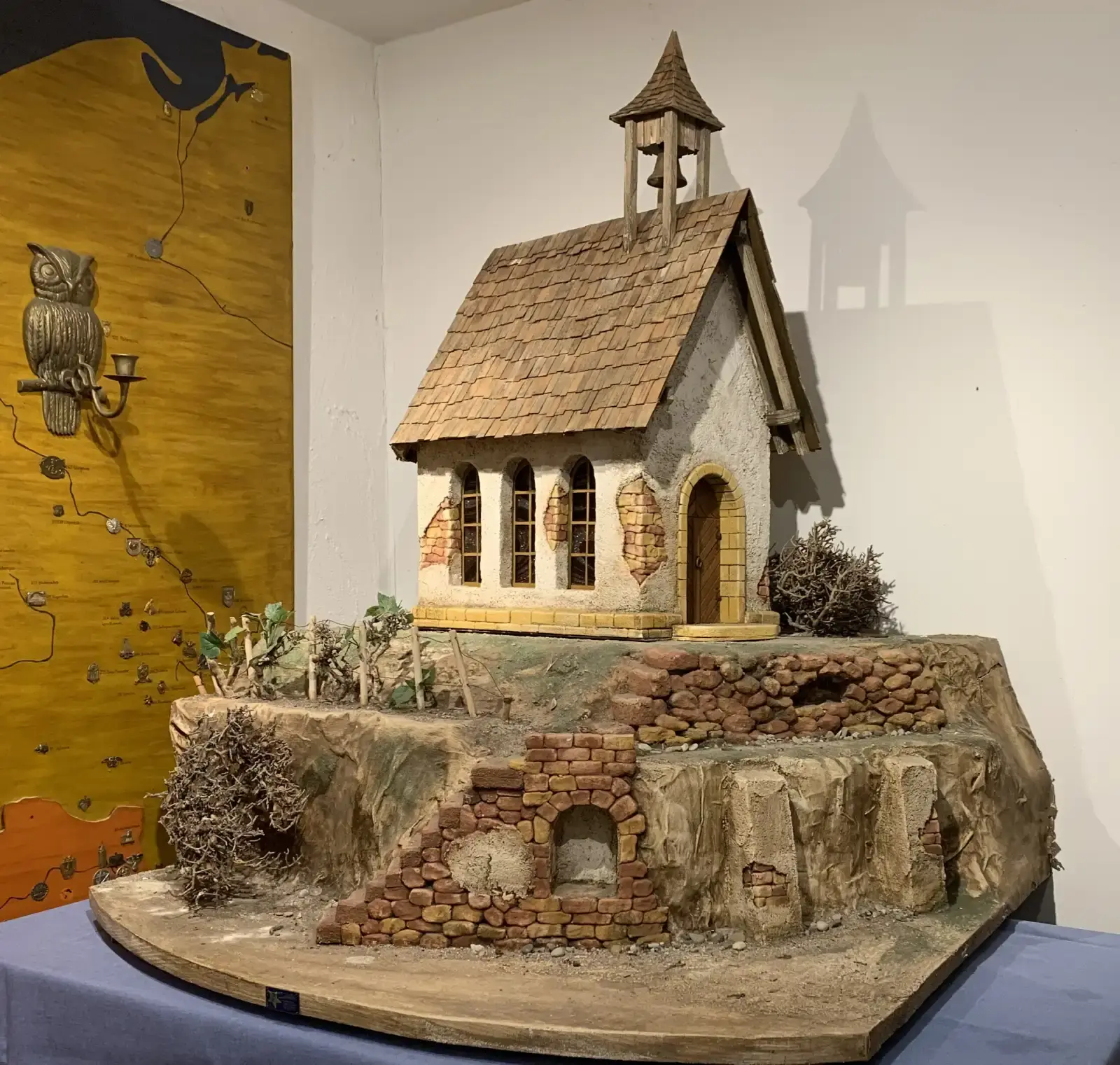 Modell der Michaeliskapelle in der Burg der Schlaraffia An der Weinstrasse